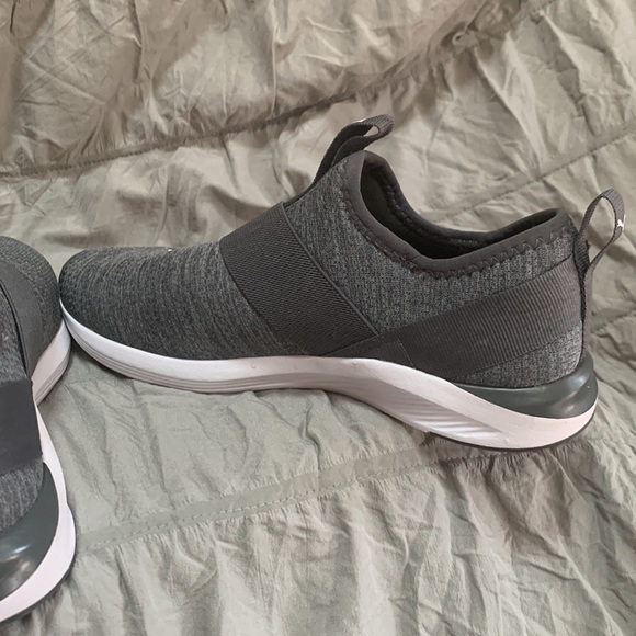 Womens puma prowl slip on sneakers/shoe size 8 EUC - Picture 11 of 12